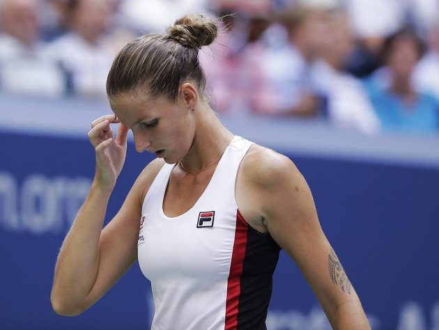 Karolína Plíšková kráčí zpět na základní čáru při finále US Open s Angelique Kerberovou z Německa.