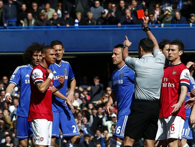 Kieran Gibbs z Arsenalu (vpředu vlevo) se diví, co to rozhodčí vytáhl za kartu.