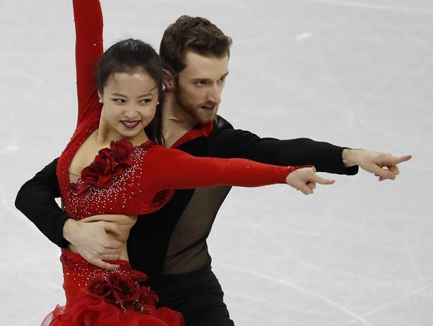 Korejští tanečníci Min Ju-ra a Alexander Gamelin při krátkém programu týmové soutěže.