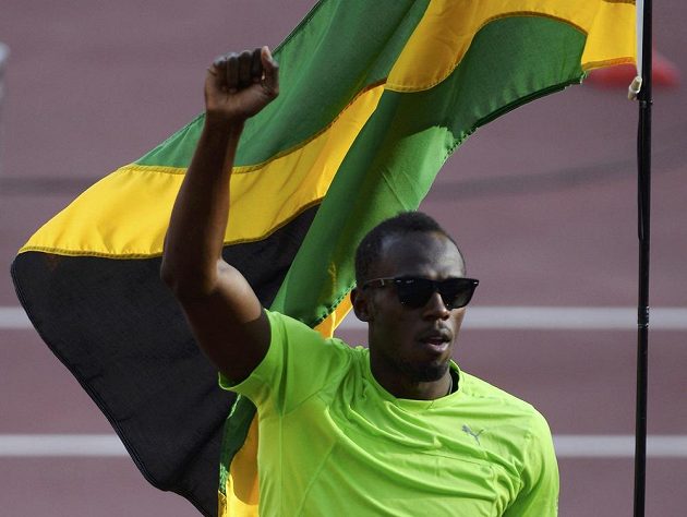 Usain Bolt zdraví diváky v Londýně ze svérázné rakety, která ho dovezla na start běhu na 100 metrů.