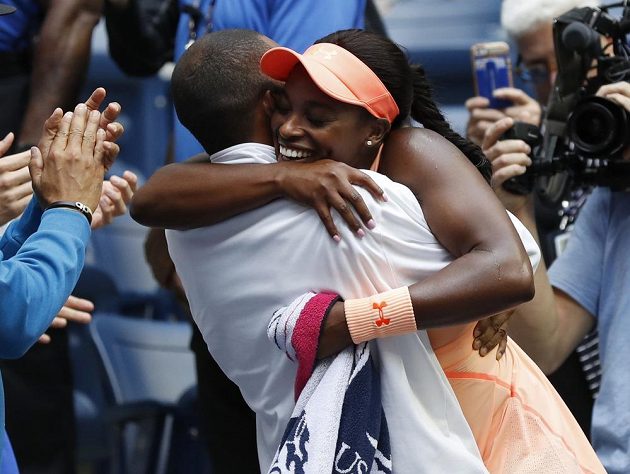 Šťastná americká tenistka Sloane Stephensová objímá po triumfu na US Open svého trenéra.