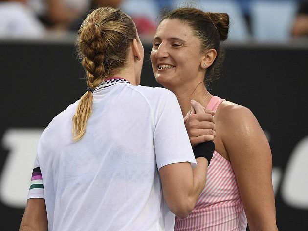 Petra Kvitová (vlevo) přijímá gratulaci od rumunské tenistky Iriny Beguové na Australian Open.