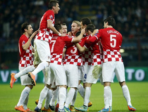Chorvatský fotbalista Ivan Perišič (schovaný) oslavuje se spoluhráči gól proti Itálii v kvaličikačním duelu o postup na evropský šampionát.