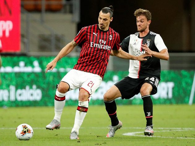 Hvězdný útočník Zlatan Ibrahimovič v dresu AC Milán v akci během duelu s Juventusem v italské lize.