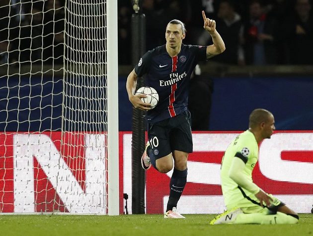 Útočník PSG Zlatan Ibrahimovic se raduje z gólu proti Manchesteru City ve čtvrtfinále Ligy mistrů.