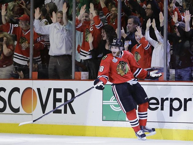 Útočník Chicaga Patrick Kane se raduje ze svého gólu, kterým otevřel skóre pátého zápasu s Bostonem.