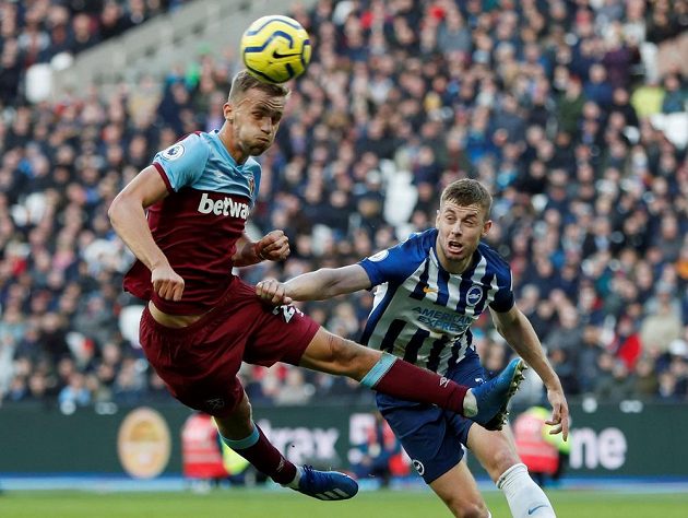 Tomáš Souček hlavičkuje při svém debutu za West Ham v anglické lize, brání ho Adam Webster z Brightonu.