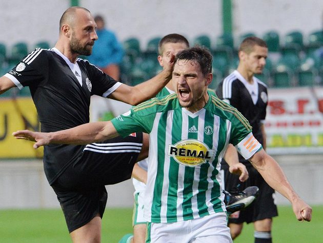 Střelec Josef Jindřišek z Bohemians (vpravo) se raduje z gólu proti Budějovicícm.