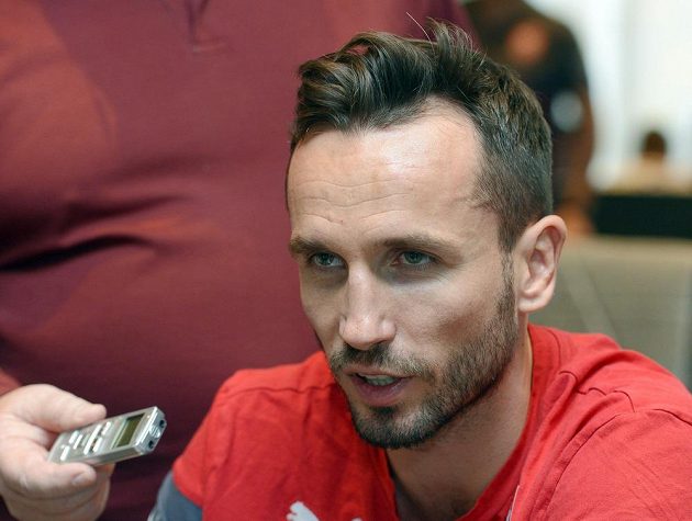 Tomáš Sivok odpovídá na dotazy novinářů na srazu fotbalové reprezentace před kvalifikačním zápasem s Islandem.