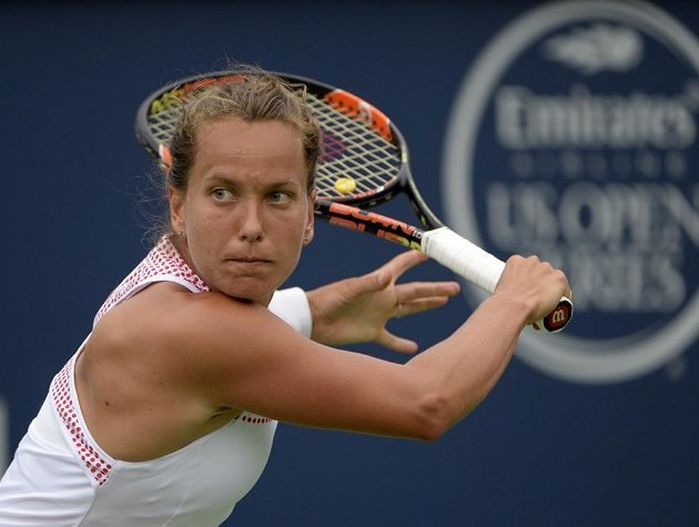 Barbora Strýcová při utkání s Caroline Garciaovou z Francie v prvním kole v Montrealu.