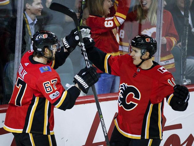 Český útočník Michael Frolík (vlevo) se sice radoval z gólu Calgary Flames v utkání se San Jose, nakonec ale Plameny prohrály 2:3.