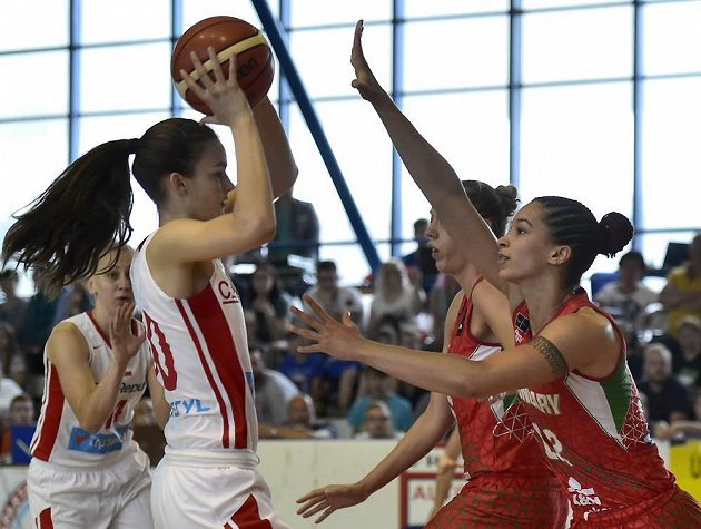ČR - Maďarsko, přípravné utkání basketbalistek, 24. května 2018 v Roudnici nad Labem. Zleva české basketbalistky Klára Vojtíková a Veronika Horáčková v akci proti maďarským soupeřkám Bernadett Határové a Anně Manty Mansaréové.