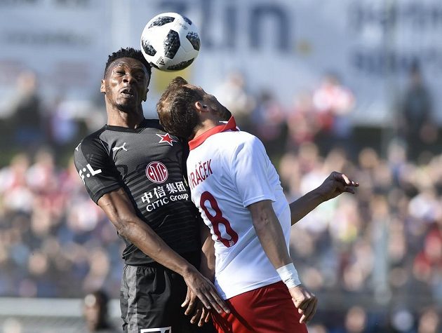 Ibrahim Benjamin Traoré ze Slavie a Petr Jiráček ze Zlína v akci během utkání první fotbalové ligy.