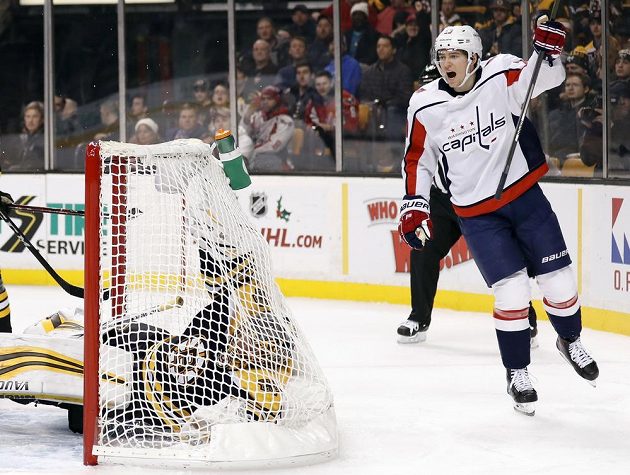 Český útočník Jakub Vrána slaví svoji trefu v dresu Washingtonu do sítě bostonských Bruins v utkání NHL.