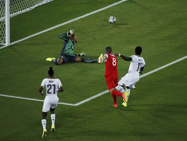 Americký útočník Clint Dempsey (v červeném dresu) překonává ghanského brankáře Adama Kwaraseye (vzadu).