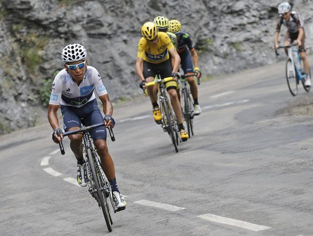 Kolumbijec Nairo Quintana (vpředu) atakoval Chrise Frooma (ve žlutém) marně, nakonec skončil druhý se ztrátou 1:12 min.