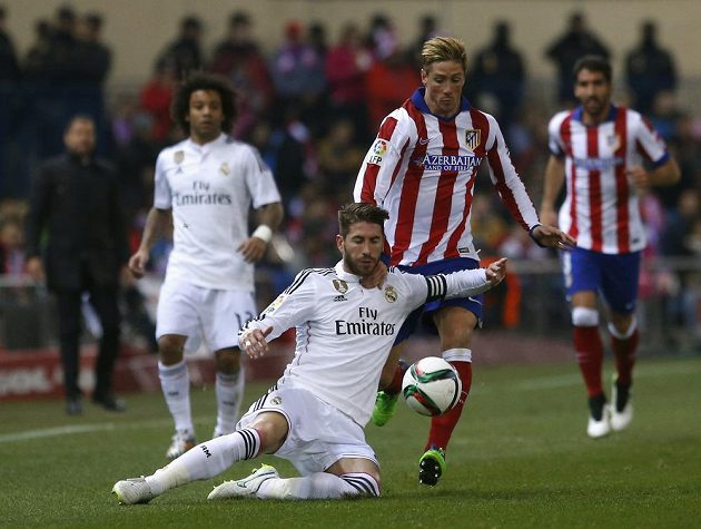 Útočník Atlétika Madrid Fernando Torres (druhý zprava) v souboji s obráncem Realu Sergiem Ramosem.