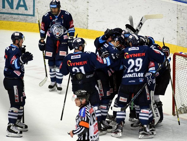 Liberečtí hráči se radují z vítězství a postupu do finále extraligy. Tam se utkají s hokejisty Komety Brno.