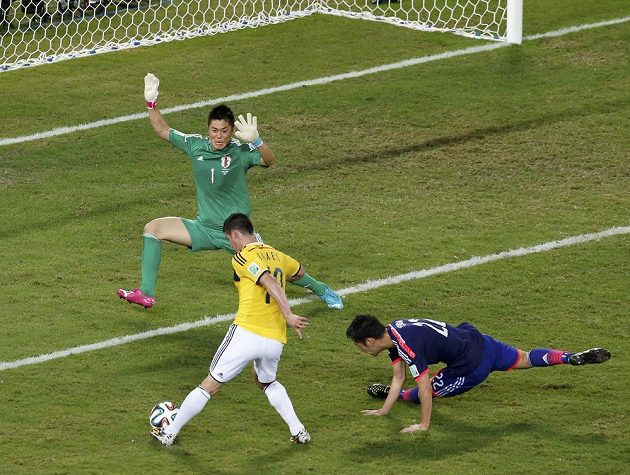 Kolumbijský záložník James Rodríguez (ve žlutém dresu) střílí gól do sítě Japonska.