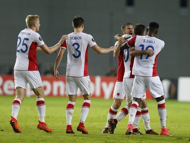 Radost fotbalistů Slavie. Po parádní trefě Josefa Hušbauera v nastavení prvního poločasu vedli Pražané v utkání Evropské ligy na hřišti Maccabi Tel Aviv 1:0.