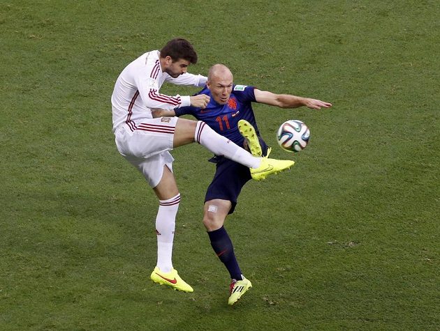 Španělský stoper Gerard Piqué (vlevo) v souboji s Nizozemcem Arjenem Robbenem.