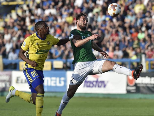 Zlínský Jonathan Bijimine se snaží v semifinále Mol Cupu přibrzdit jabloneckého Martina Doležala.