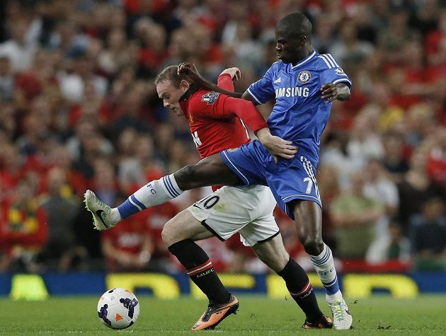 Útočník Manchesteru United Wayne Rooney (vlevo) se snaží uniknout Ramiresovi z Chelsea.