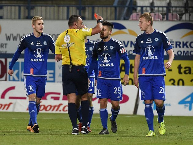 Uroš Radakovič z Olomouce (vpravo) dostal červenou kartu od rozhodčího Ondřeje Lercha v utkání s Plzní.