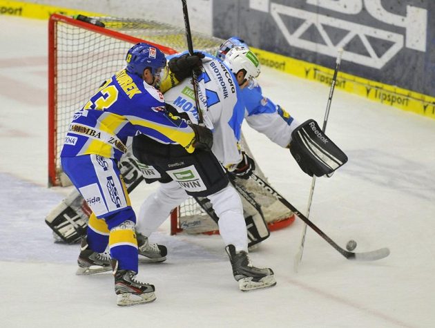 Milan Kostourek ze Zlína (vlevo), Vojtěch Mozík (vpravo) a brankář Marek Mazanec z Plzně v úvodním duelu finále play off extraligy.