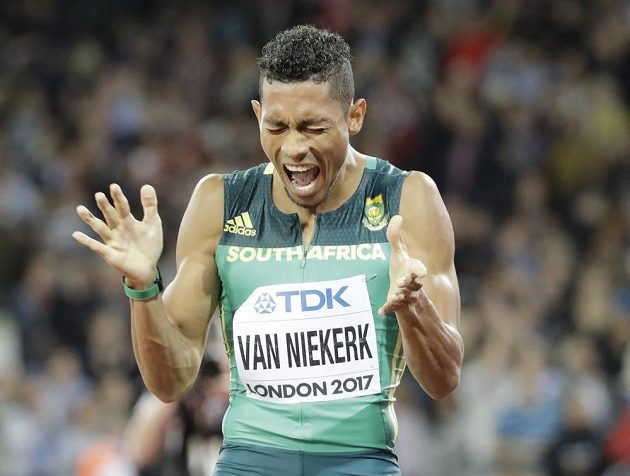 Jihoafričan Van Niekerk se po finále běhu na 200 metrů na atletickém MS v Londýně zlobil. Na zlato nedosáhl.