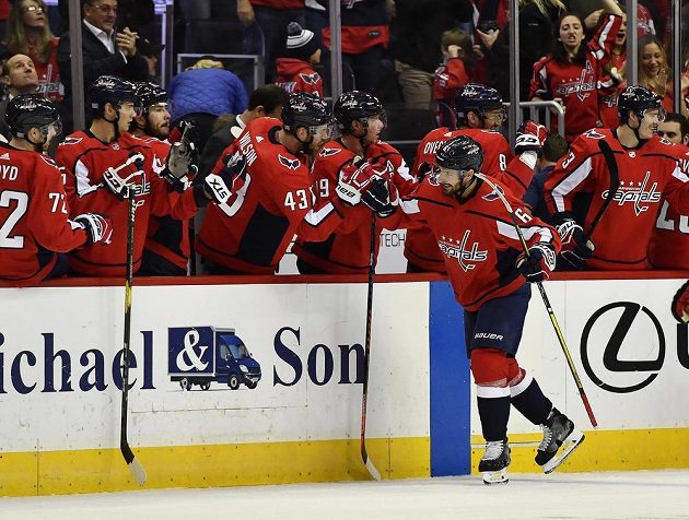 Obránce Washingtonu Michal Kempný (6) zaznamenal svůj první gól v této sezoně NHL, Trefil se do sítě Chicaga Blackhawks a se spoluhráči měl co slavit.