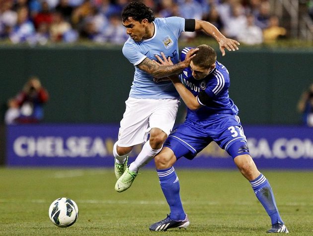 Carlos Tévez (vlevo) z Manchesteru City bojuje o míč s Andreasem Christensenem z Chelsea.