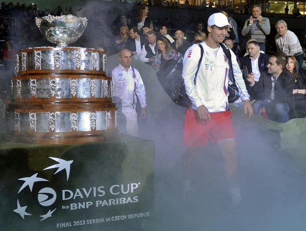 Tomáš Berdych přichází na kurt před utkáním proti srbské jedničce Novaku Djokovičovi.