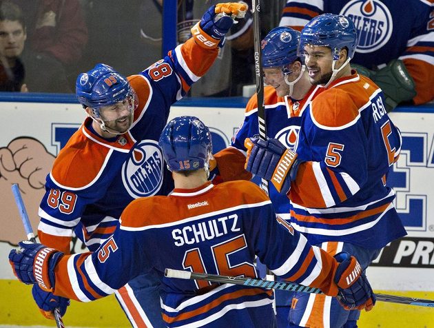 Edmontonští Sam Gagner (89), Nick Schultz (15), Aleš Hemský (83) a Mark Fraser (5) slaví jednu z branek proti Ottawě.
