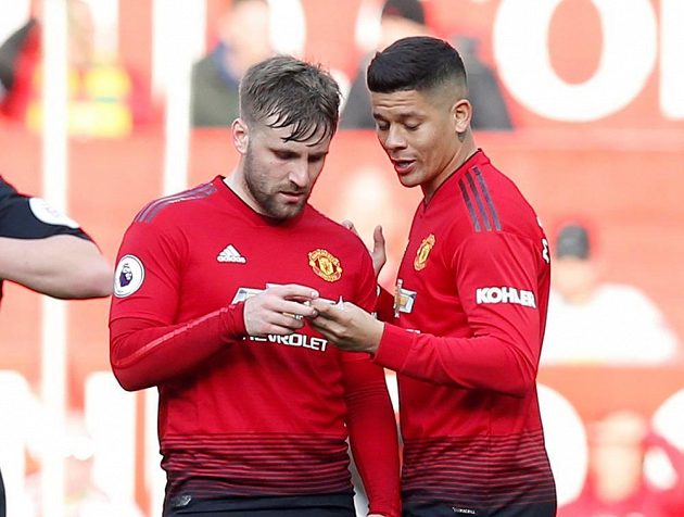 Fotbalista Marcos Rojo (vpravo) by měl podle anglických médií v létě v Manchesteru United skončit.