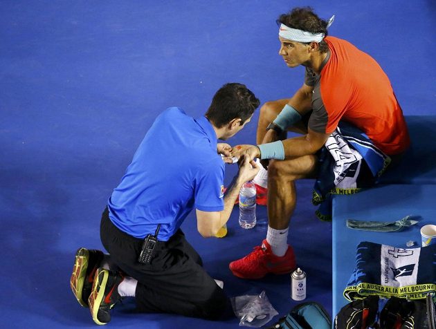 Španělský tenista v péči lékaře během semifinálového utkání Australian Open s Rogerem Federerem.