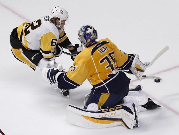 Švéd Carl Hagelin z Pittsburghu Penguins zkouší překonat brankáře Nashvillu Predators Pekku Rinneho v šestém souboji o Stanley Cup. Tučňáci nakonec vyhráli 2:0 a obhájili trofej.