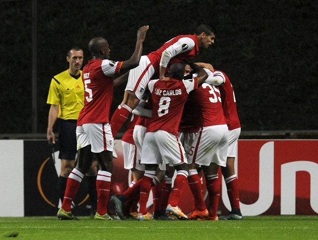 Fotbalisté Bragy se radují z vyrovnávacího gólu ve čtvrtečním zápase Evropské ligy proti Liberci.
