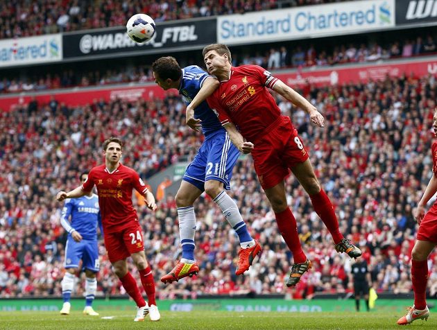 Kapitán Liverpoolu Steven Gerrard (vpravo) v hlavičkovém souboji s Nemanjou Matičem z Chelsea.
