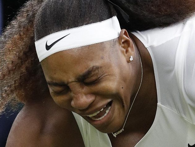 Američanka Serena Williamsová poté, co vzdala kvůli zranění zápas prvního kola Wimbledonu s Aliaksandrou Sasnovičovou z Běloruska.