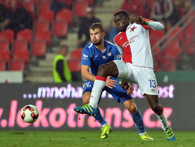 Liberecký Nikolaj Komličenko (vlevo) bojuje o míč s Michaelem Ngadeuem ze Slavie.