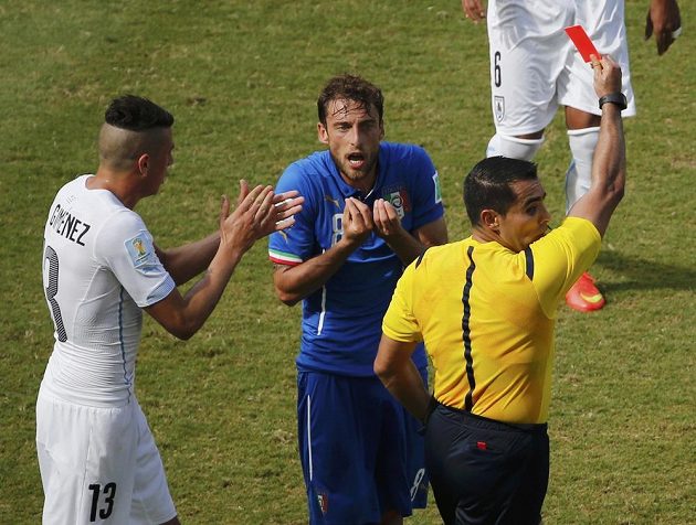 Sudí vylučuje Claudia Marchisia (uprostřed), Uruguayec José María Giménez jeho verdiktu tleská.