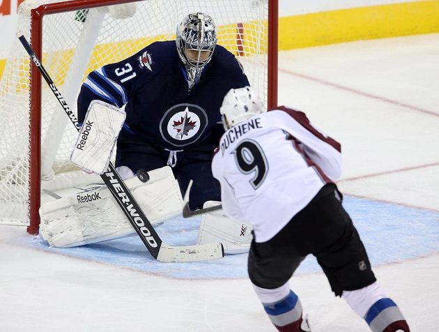 Útočník Colorada Matt Duchene se snaží překonat brankáře Winnipegu Ondřeje Pavelce.