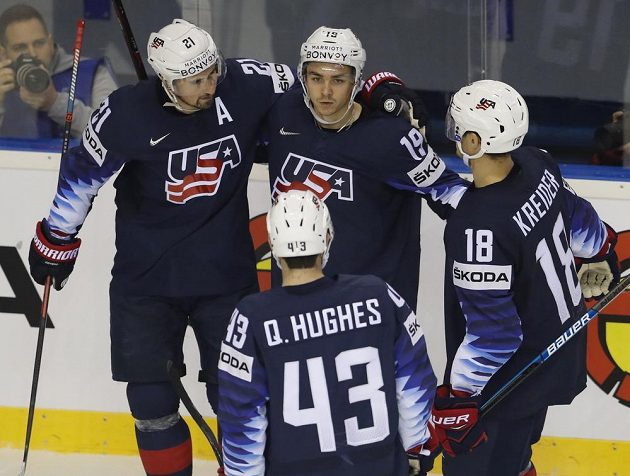 Clayton Keller (uprostřed) slaví se svými spoluhráči z týmu USA gól proti Velké Británii