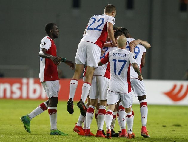 Radost fotbalistů Slavie. Po parádní trefě Josefa Hušbauera v nastavení prvního poločasu vedli Pražané v utkání Evropské ligy na hřišti Maccabi Tel Aviv 1:0.