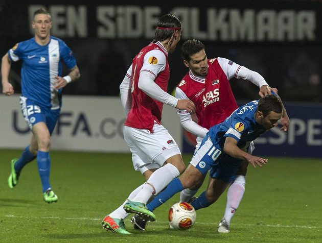 Celso Ortiz (druhý zprava) a Nemanja Gudelj z AZ Alkmaar se snaží obrat o míč libereckého záložníka Sergeje Rybalku (č. 10) v utkání Evropské ligy. Vzadu vlevo přihlíží obránce Slovanu Jiří Fleišman.