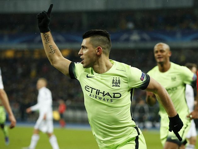 Útočník Manchesteru City Sergio Agüero se raduje z gólu na hřišti Dynama Kyjev.