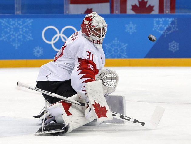 Kanadský gólman Kevin Poulin zasahuje proti českým střelcům.