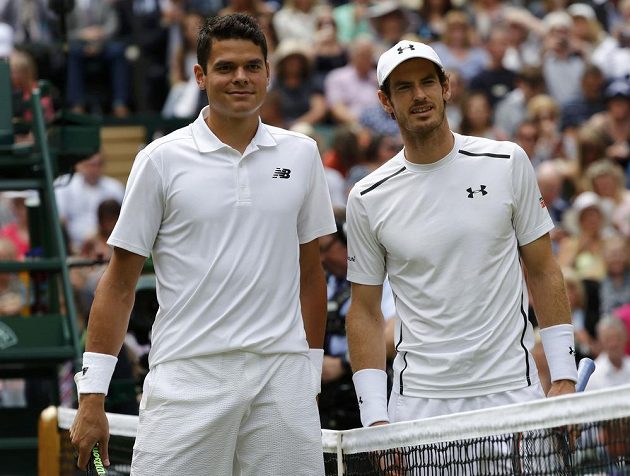 Kanaďan Milos Raonic (vlevo) a Brit Andy Murray před finále tenisového Wimbledonu.
