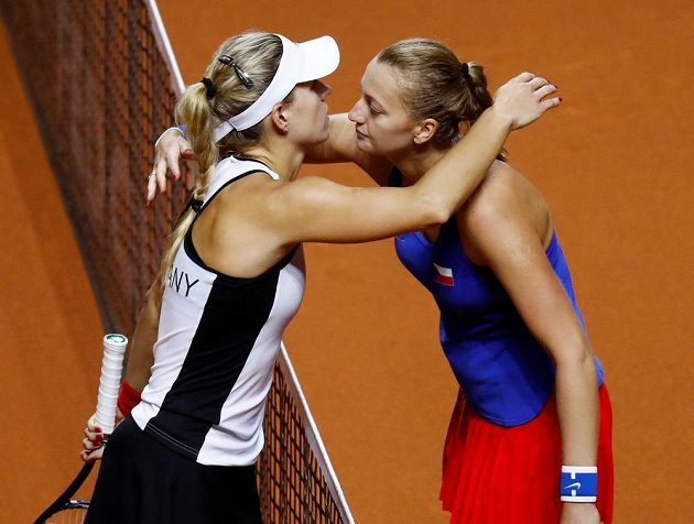 Petra Kvitová (vpravo) a Angelique Kerberová po čtvrté fedcupové dvouhře, která rozhodla o postupu českých tenistek do finále.